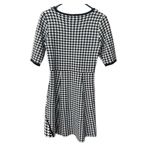 Sandra Darren size Medium houndstooth knit dress fit n flare - Picture 3 of 6